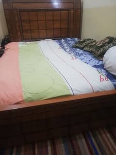 Queen size bed with single sidetable and almira