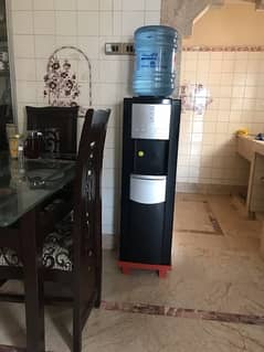 Dispensor with refrigerator 0