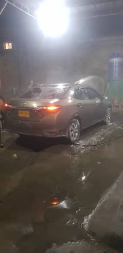 I am selling my toyota corolla altis 1.6 2016 model 3 pis touching