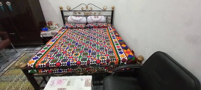 v. GOOD CONDITION IRON DOBLE BED SIZE 7×6 FT. 2
