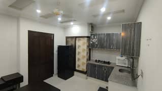 1 BED FULLY LUXURY FURNISH IDEAL LOCATION EXCELLENT FLAT FOR RENT IN BAHRIA TOWN LAHORE