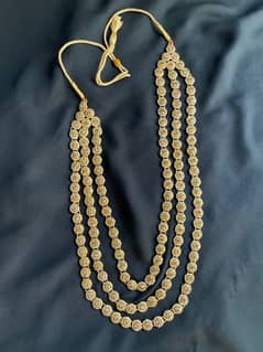 beautiful neckless , only 1 time use, non repair , golden cooler