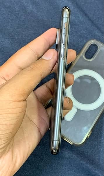 IPHONE XS 64GB FACTORY UNLOCK E SIM AVAILABLE SIM WORKING 2 MONTHS. 3