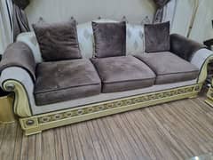 DECO SOFA SETS WITH CENTRE TABLE AND 5 CUSHIONS.