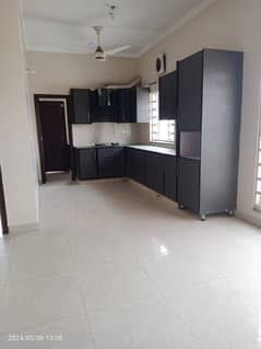BEAUTIFUL HOUSE 8MARLA HOUSE FOR RENT PAPOULATED AREA MORE DETAILS CONTACT ME