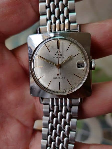 VINTAGE HAND WINDING SWISS WATCH 0