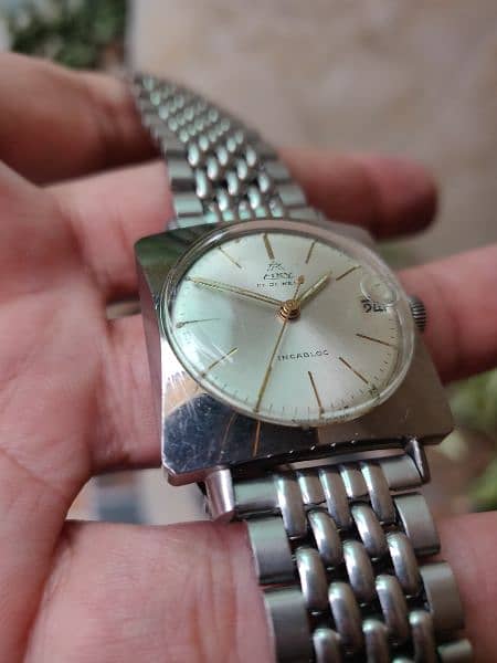 VINTAGE HAND WINDING SWISS WATCH 1