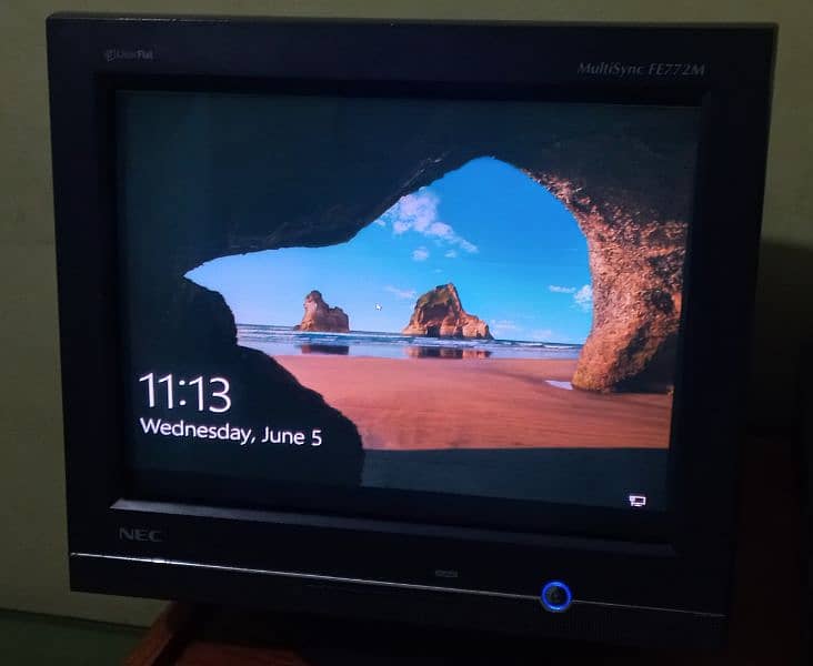 17inch multisync crt monitor with built in speaker in good condition 3
