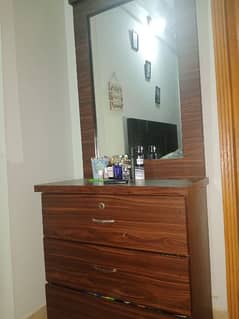 selling dressing table 3rd drawer is not in excellent condition