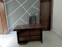 Office table set with side table