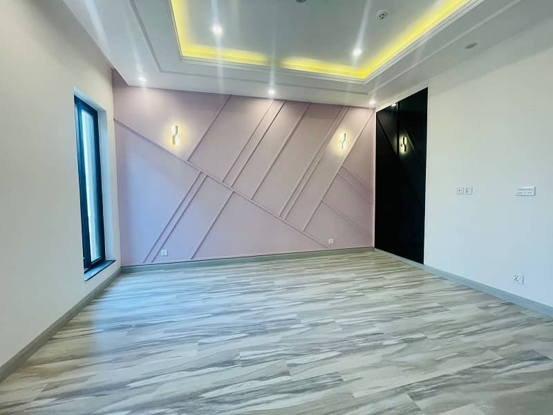 10 Marla House Available For Sale In DHA Phase 6 5