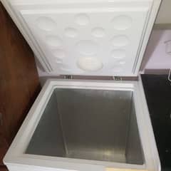 deep freezer for sale excellent condition. har cheez genuine ha .