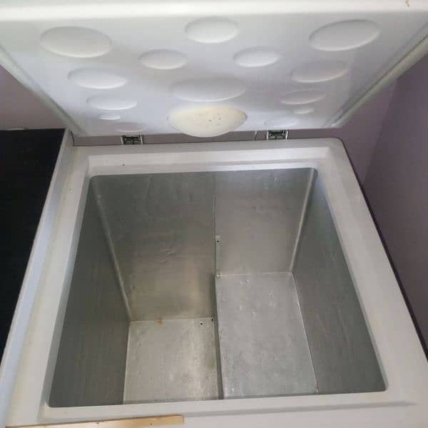 deep freezer for sale excellent condition. har cheez genuine ha . 2