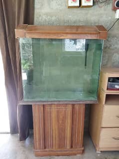 Aquarium with Hang-on back filter and fishes.