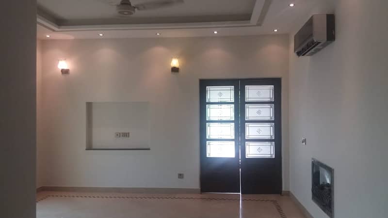 1 Kanal Beautiful Luxurious Bungalow For Sale dha phase 3 6