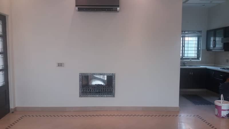1 Kanal Beautiful Luxurious Bungalow For Sale dha phase 3 9