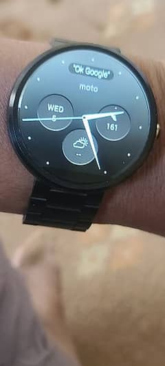 Motorola smart watch  nice cahrgar
