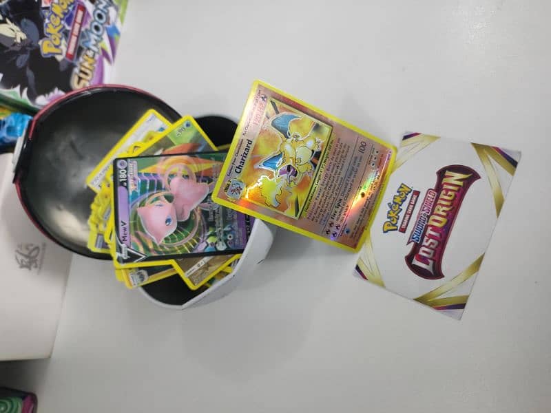 Pokémon cards with tin Pokéball 1