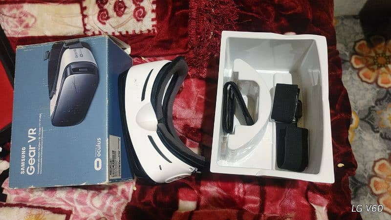 Oculus Gear Sumsung VR with Headset Belt and Box 3