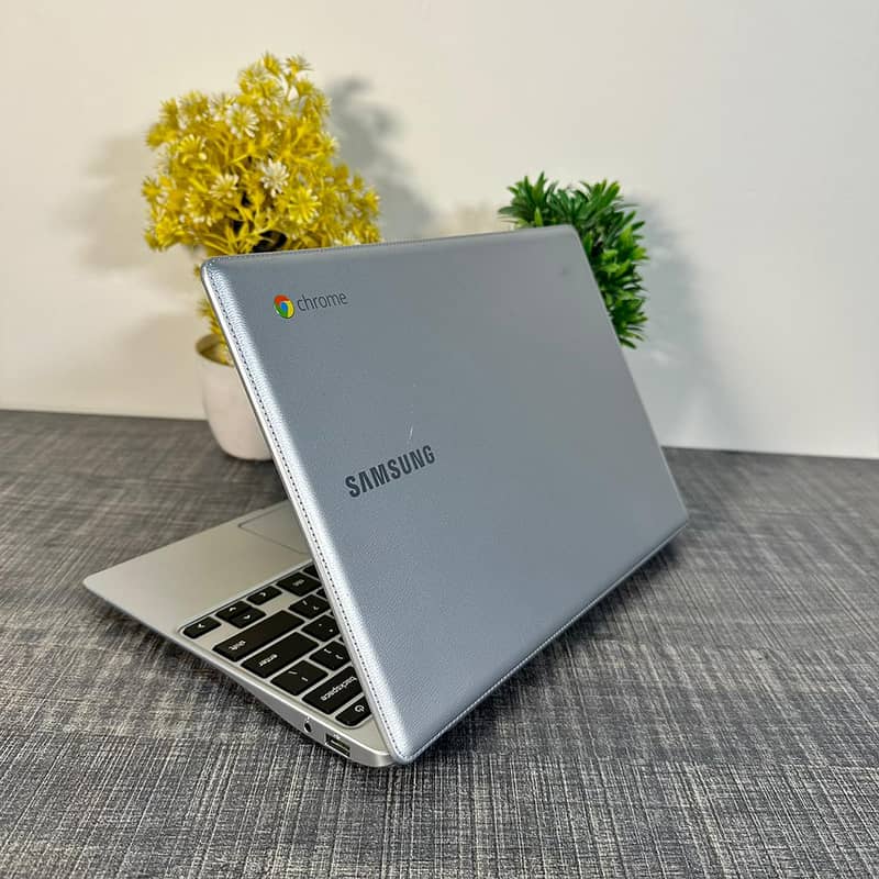 Samsung Chromebook 500C  16GB Storage  2GB RAM 7