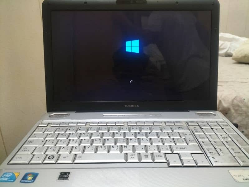 Toshiba core i3 laptop 8GB ram 3