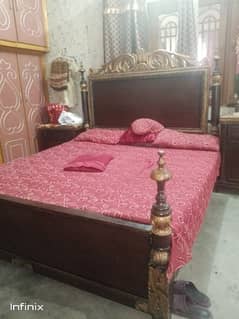 King size bed with siad tebal and matres,
