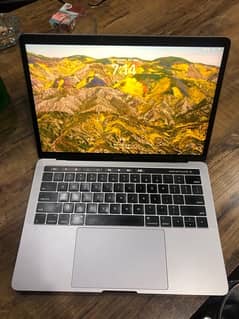 MacBook Pro 13-inches, 2017, Four Thunderbolt 3 Ports