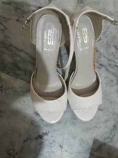 white heel sandles