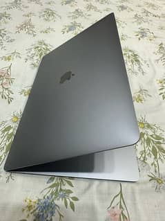 Macbook Pro 2018  - i7-   15 inch display