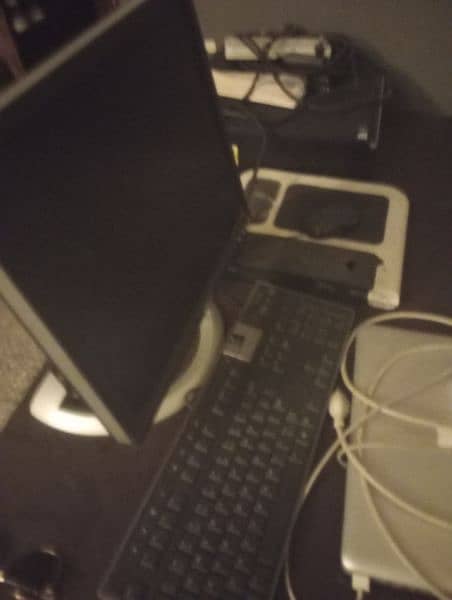 gaming pc for sala with keyboard mouse and screen 3