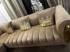 L Shaped Sofa 3pis with 7pillows.