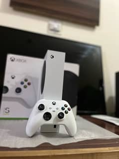 Xbox  series s with 2 original  new controllers