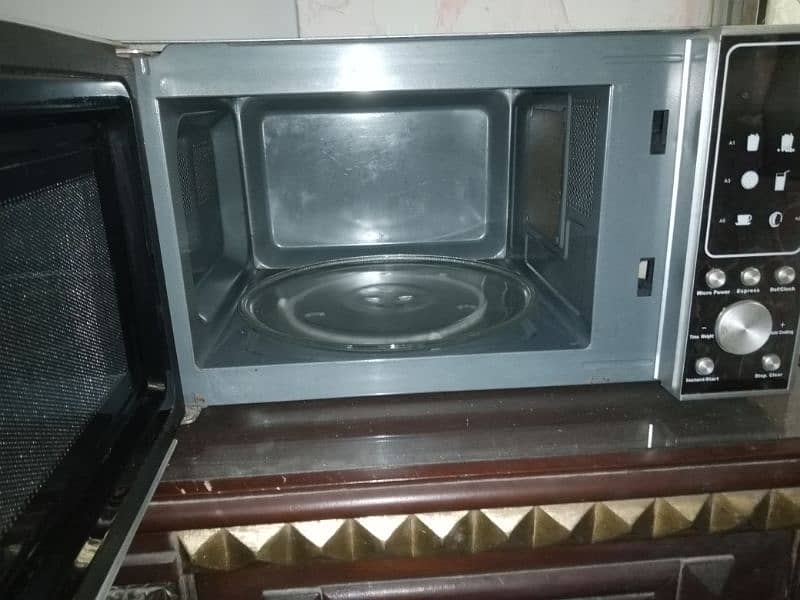 Haier Microwave Oven 20L 1