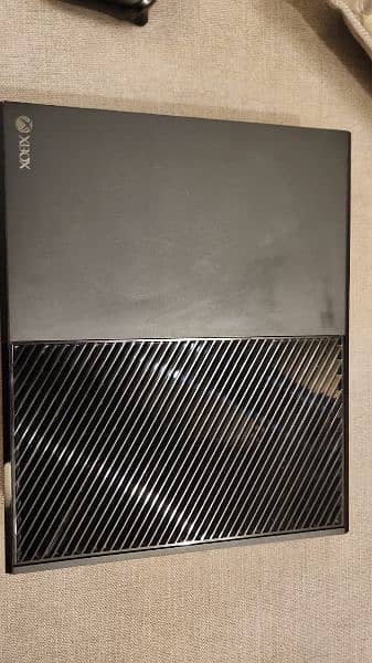 Xbox one 1 Tb with Original Controller & 4 Discs 7