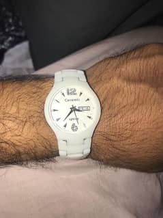 it's so atractive white ceramice stone and scratch less watch