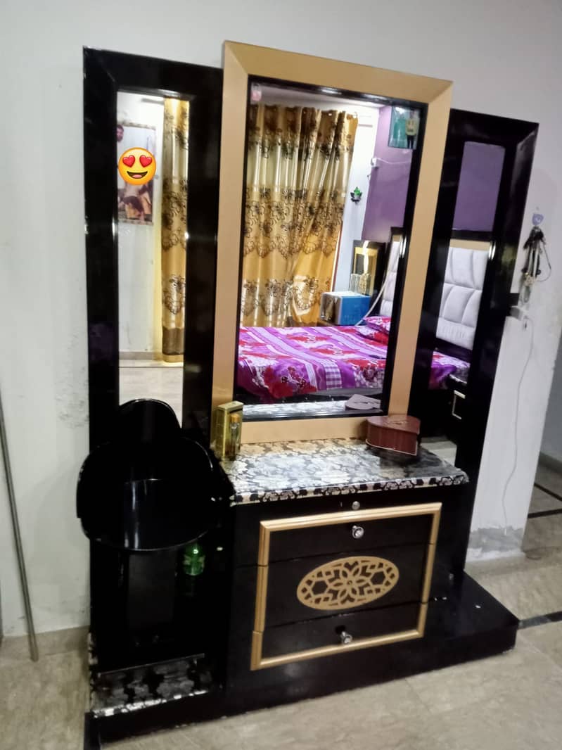 Bed, Dressing with Makeup Chair & Side tables Look like New for Sale 3