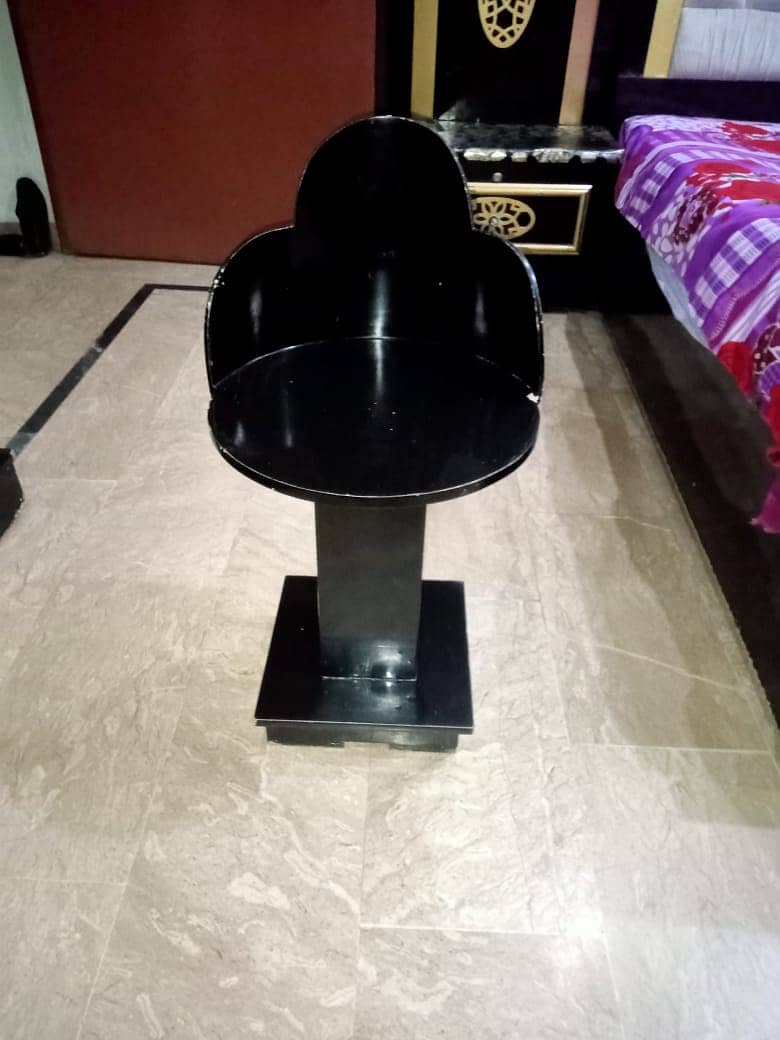 Bed, Dressing with Makeup Chair & Side tables Look like New for Sale 4