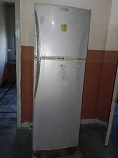 Dawlance fridge full size. . achi condition mein hai. . cooing achi h