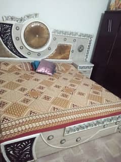 bed use Mai do side table hai or bed ka hard board nhi hai