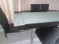 Dinning table with 6 chairs New condition