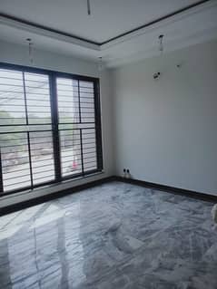 MIAN ESTATE OFFERS 5 MARLA FLAT FOR RENT FOR OFFICE BACHELORS etc.
