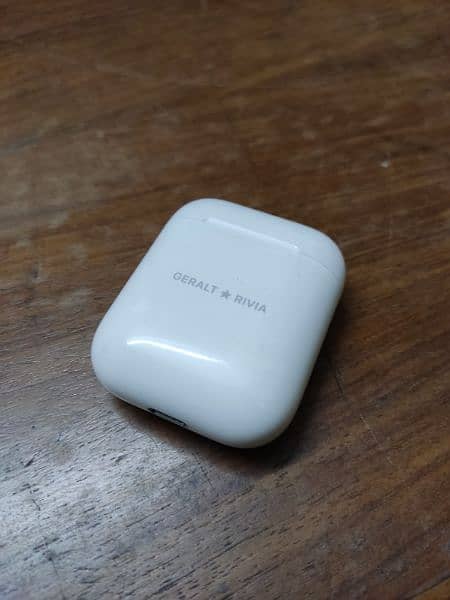 Apple AirPods (2nd Generation) 1