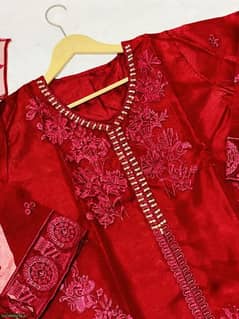 Dupatta: Embroidered
•  Available Sizes: Medium
•  3 Pcs
•  Color: Red