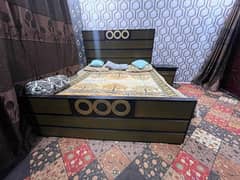 bed or 1 side table haa without matterss condition saaf haa bilkul