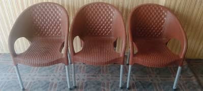New 4 pis plastic chairs   price 4000