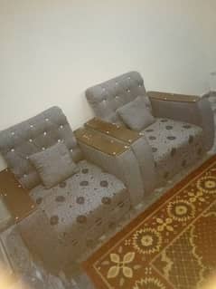 sofa bhot achi condition ma hy only 1 year use howa hy