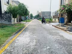 10 marla plot for sale in lda avenue one block M 
Hot location 
Main apporced 
Hot location