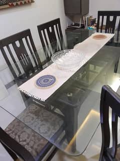 Specious and as goid as new glass dining table for 6 persons for sale