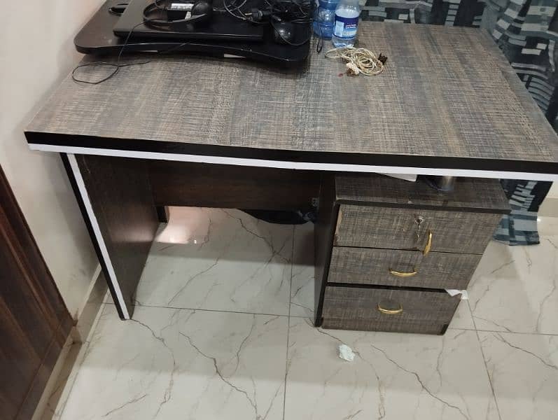 office Furniture. table and 2 chairs 1