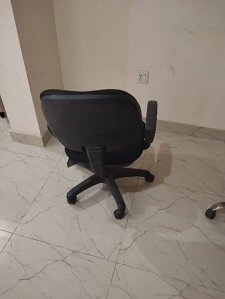 office Furniture. table and 2 chairs 4